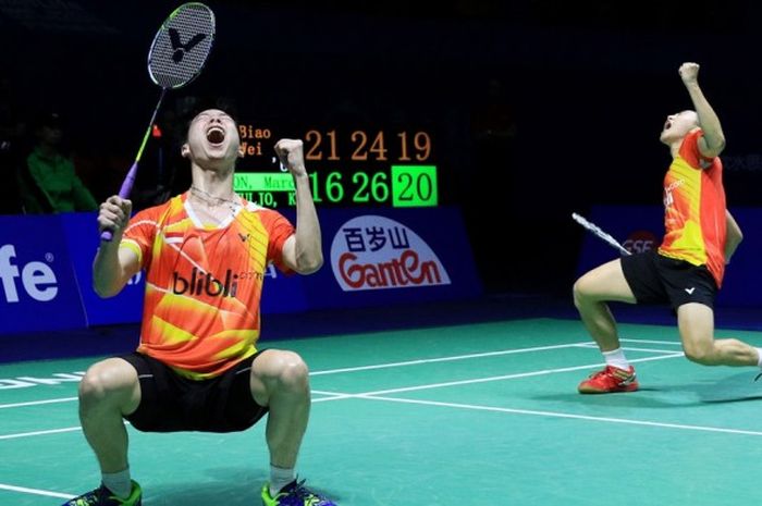 Pasangan ganda putra Indonesia, Marcus Fernaldi Gideon (kanan)/Kevin Sanjaya Sukamuljo, melakukan selebrasi setelah memenangi pertandingan babak semifinal China Terbuka atas pasangan China, Chai Biao/Hong Wei, di Fuzhou, Sabtu (19/11/2016). Marcus/Kevin menang 16-21, 26-24, 21-19.