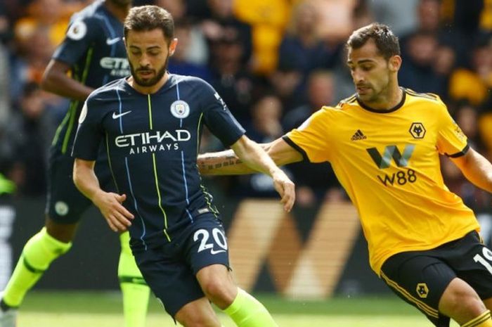 Gelandang Manchester City, Bernardo Silva (kiri), dikawal pemain Wolverhampton Wanderers, Jonny Otto, dalam partai Liga Inggris di Molineux Stadium, Wolverhampton, 25 Agustus 2018.