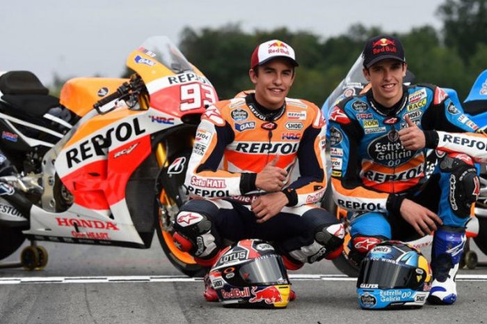 Momen Marc Marquez (kiri) dan Alex Marquez (kanan) saat berfoto bersama motor tunggangannya di 2017.