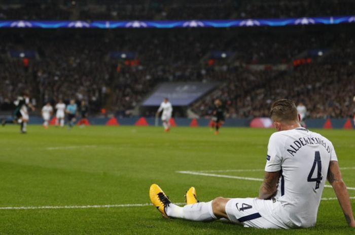 Bek Tottenham Hotspur, Toby Alderweireld, mengalami cedera dalam laga Grup H Liga Champions kontra Real Madrid di Stadion Wembley, London, Inggris, pada 1 November 2017.