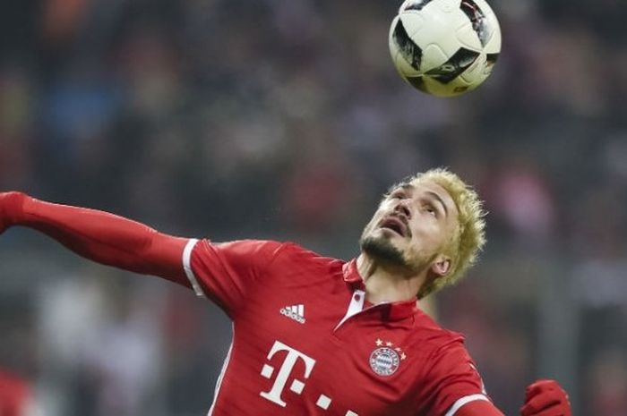 Bek FC Bayern Muenchen, Mats Hummels, saat tampil melawan RB Leipzig di Allianz Arena, Rabu (21/12/2016). 