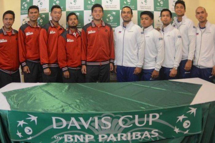 Tim tenis Indonesia (jaket merah) berpose bersama tim tenis Filipina seusai menjalani undian pertandingan babak pertama Piala Davis Grup II Zona Asia/Oseania di Manila, Filipina, Kamis (2/2/2017).