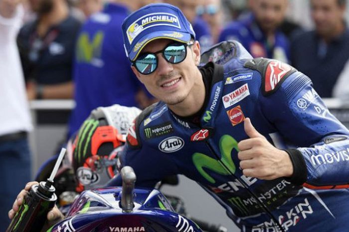 Pebalap Movistar Yamaha, Maverick Vinales, berpose dengan motornya setelah meraih pole position di MotoGP San Marino (9/9/2017).