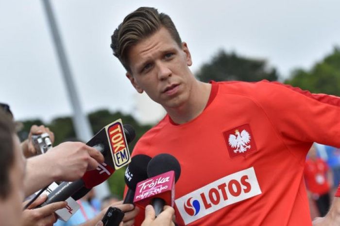 Wojciech Szcesny menjawab pertanyaan jurnalis dalam sesi latihan timnas Polandia di La Baule, Prancis, 9 Juni 2016, sebagai persiapan laga Piala Eropa 2016.