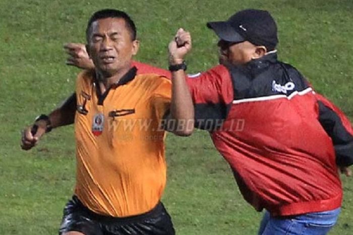 Wasit Saefudin pada laga PSIS vs PSPS