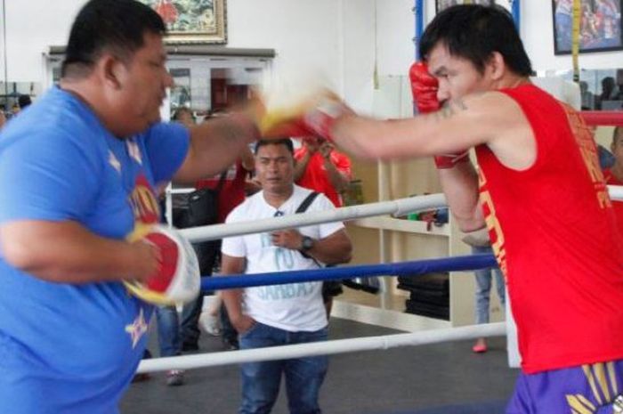 Petinju asal Filipina, Manny Pacquiao (kanan) sedang berlatih dengan Buboy Fernandez (kiri) menjelang pertarungan melawan Lucas Matthysse. 