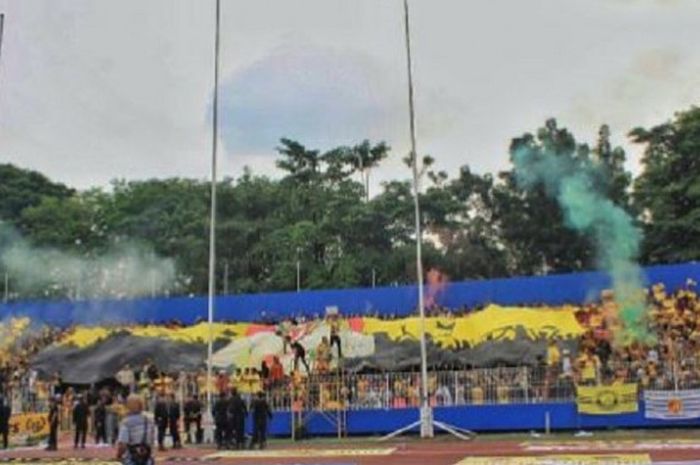 Senjata perang suporter Sriwijaya, bendera dan smokebomb