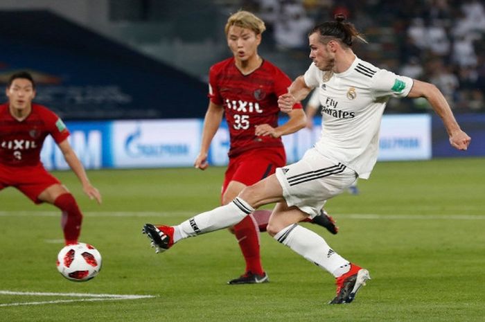 Penyerang Real Madrid, Gareth Bale, menyepak bola, dalam laga semifinal Piala Dunia Antarklub 2018 melawan Kashima Antlers, Rabu (19/12/2018), di Sheikh Zayed Sports City, Abu Dhabi, Uni Emirat Arab.