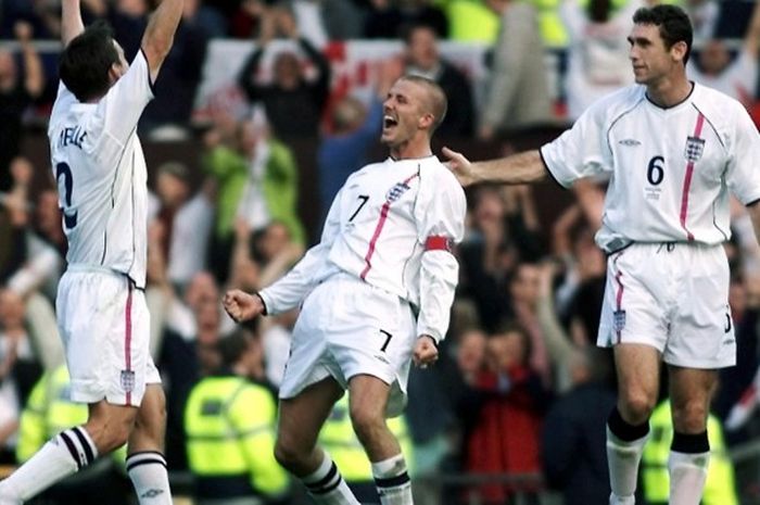  Selebrasi David Beckham usai mencetak gol kedua Inggris ke gawang Yunani dalam pertandingan Kualifikasi Piala Dunia, 6 Oktober 2001. 