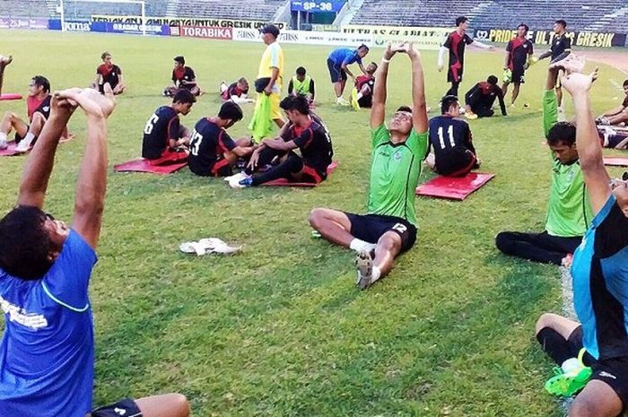 Pemain Persegres melakukan peregangan setelah melakukan latihan di Stadion Tri Dharma, Gresik, Rabu (9/11/2016) sore.