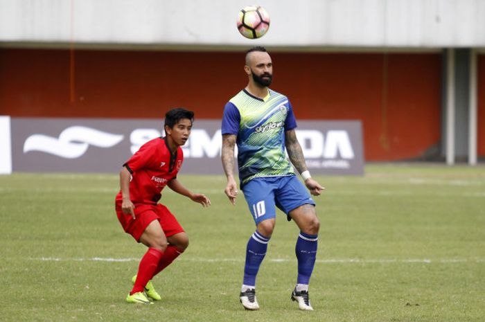 Aksi striker Kuala Lumpur FA, Guiherme de Paula (kanan) yang diawasi pemain Pakindo MP pada laga perdana Coppa Sleman 2018 di Stadion Maguwoharjo, Sleman, Selasa (16/1/2018). 