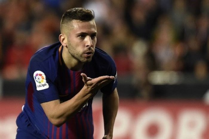 Bek kiri Barcelona, Jordi Alba, berselebrasi usai mencetak gol ke gawang Valencia dalam laga lanjutan Liga Spanyol di Stadion Mestalla, Valencia, pada 26 November 2017.