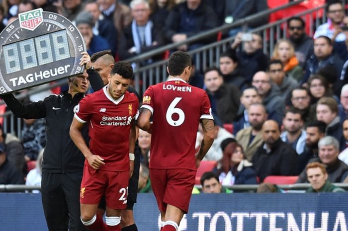 Bek Liverpool FC, Dejan Lovren, digantikan oleh Alex Oxlade-Chamberlain dalam laga Liga Inggris kontra Tottenham Hotspur di Stadion Wembley, London, pada 22 Oktober 2017.