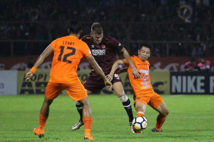 Gelandang PSM Makassar, Wiljan Pluim, berupaya melepaskan diri dari penjagaan para pemain Borneo FC pada laga Liga 1 2018 di Stadion Andi Matalatta, Makassar, Sabtu (19/5/2018). 