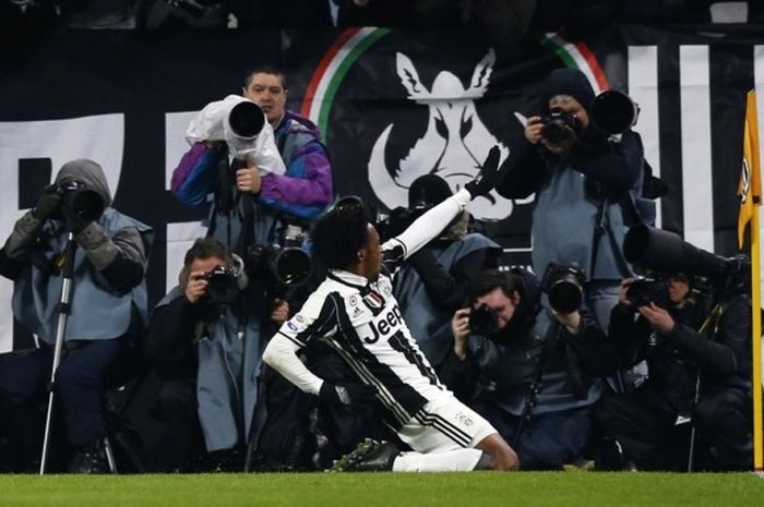 Gelandang Juventus, Juan Cuadrado, merayakan gol yang dia cetak ke gawang Inter Milan dalam laga Serie A di Juventus Stadium, Turin, Italia, 5 Februari 2017.