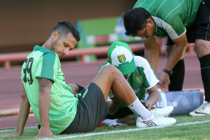 Gelandang Persebaya, Raphael Maitimo, saat menjalani perawatan oleh fisioterapis pada sesi latihan t