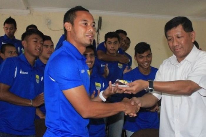 Para pemain dan pengurus Persib merayakan ulang tahun di mes pada Senin (14/3/2016).