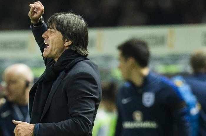 Pelatih Jerman, Joachim Loew, memberikan instruksi kepada pemainnya dalam laga persahabatan melawan Inggris di Olympiastadion Berlin, Sabtu (26/3/2016) waktu setempat atau Minggu dini hari WIB.