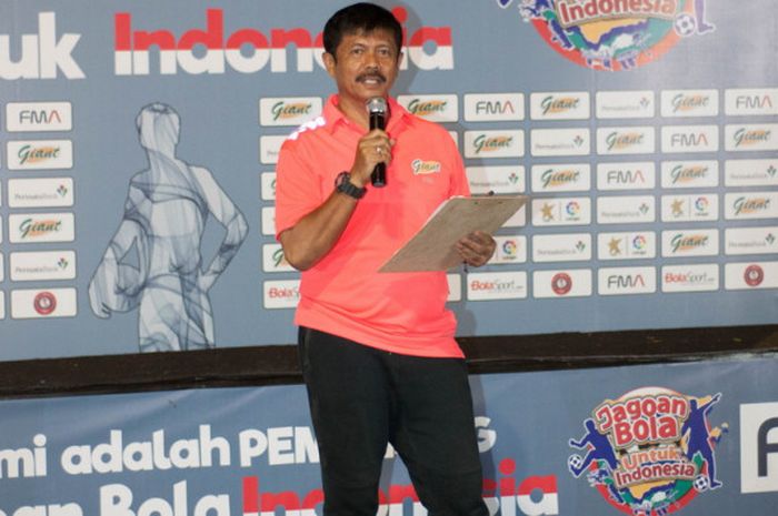 Pelatih tim nasional U-19 Indonesia, Indra Sjafri, yang bertindak sebagai kepala pemandu bakat di ajang Jagoan Bola untuk Indoensia di Lapangan ISCI, Tangerang Selatan, Minggu (1/10/2017).