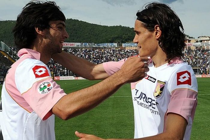 Javier Pastore (kiri) merayakan gol yang dicetak Edinson Cavani untuk Palermo ke gawang Atalanta dalam laga Serie A di Stadion Atleti Azzurri d'Italia, Bergamo, 16 Mei 2010.