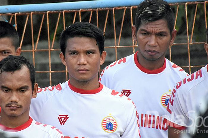  Sandi Darma Sute dkk  mendengarkan pengarahan pelatih Stefano Cugurra saat berlatih di Lapangan Samudera, Kuta, Kamis (18/1/2018) menjelang laga menghadapi PSPS Riau dalam laga Piala Presiden 2018. 