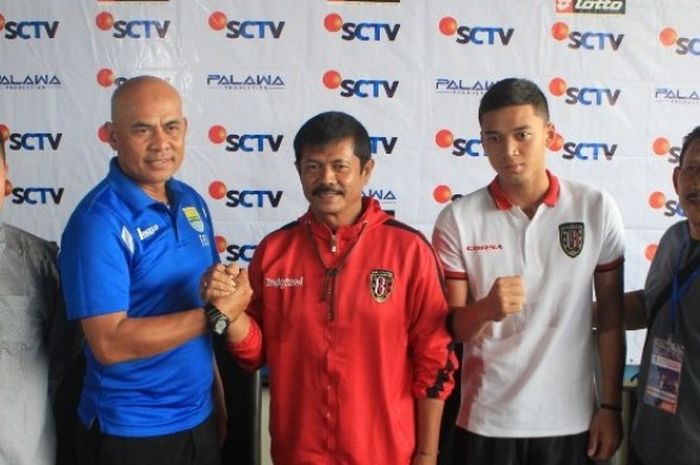 Asisten pelatih Persib, Herie Setiawan (dua dari kiri) dan pelatih Bali United, Indra Sjafri (tengah), saat jumpa pers di Hotel D'Rain, Bandung, Jumat (12/2/2016).