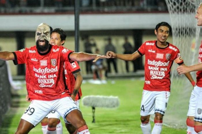 Penyerang Bali United, Sylvano Comvalius, merayakan golnya seusai membobol gawang Sriwijaya FC pada pertandingan Liga 1 di Stadion Kapten I Wayan Dipta, Senin (30/10/2017). 