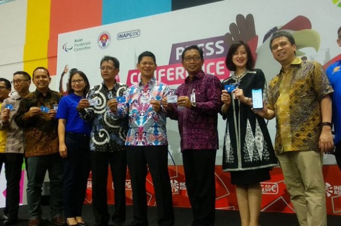 Ketua Umum Inapgoc Raja Sapta Oktohari (ketujuh dari kiri), berpose dengan para perwakilan sponsor Asian Para Games 2018, di GBK Arena, Senayan, Jakarta, Selasa (2/10/2018).