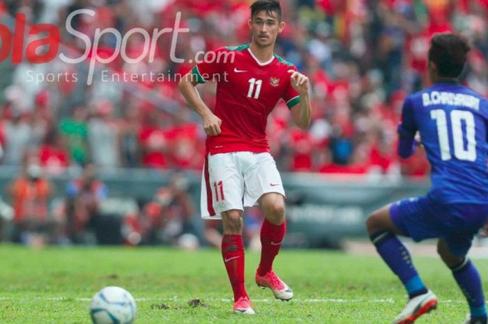 Pemain timnas Indonesia, Gavin Kwan Adsit, beraksi pada laga kontra Thailand di partai pembuka Grup B SEA Games 2017 di Stadion Shah Alam, Malaysia, Selasa (15/8/2017).
