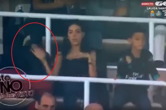 Ibunda Cristiano Ronaldo, Dolores Aveiro dan sang kekasih, Georgina Rodriguez berada di tribun penonton untuk menyaksikan laga Real Madrid kontra Malaga, Sabtu (25/11/2017)