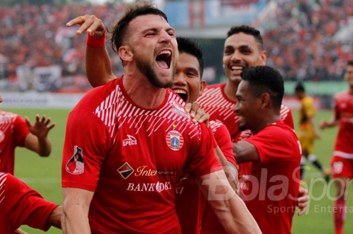 Penyerang Persija Jakarta, Marko Simic, merayakan golnya ke gawang Mitra Kukar, di babak perempat final Piala Presiden 2018, Minggu (4/2/2018). 