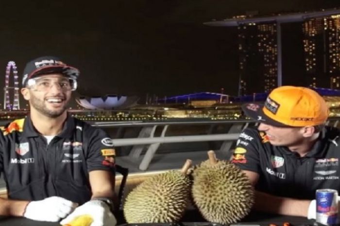 Daniel Ricciardo (kiri) dan Max Verstappen (kanan) ditantang untuk mencicipi buah durian saat berada di Singapura.