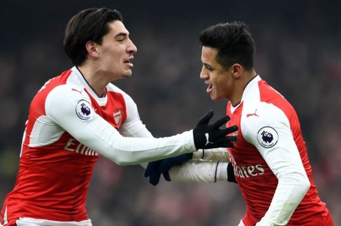 strierk Arsenal, Alexis Sanchez (kanan), merayakan golnya ke gawnag Hull City dalam laga di Emirates Satdium, Sabtu (11/2/2017)