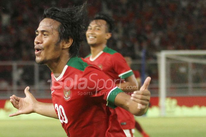  Selebrasi penyerang Ilham Udin sesuai mencetak gol ke gawang timnas Islandia dan membuat timnas Indonesia unggul dulu pada uji coba internasional di Stadion Utama GBK, Jakarta Selatan, Minggu (14/1/2018) malam.  