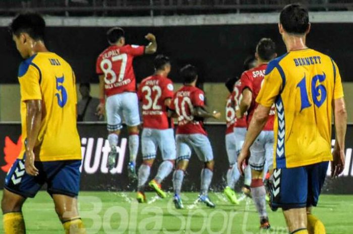 Pemain Bali United merayakan gol Fadil Sausu dalam pertandingan putaran pertama kualifikasi Liga Champions Asia melawan Tampines Rovers di Stadion Kapten I Wayan Dipta, Selasa (16/1/2018). 