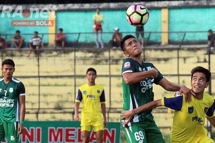 Bek PSMS Medan, Hardiantono (kedua dari kanan), berebut bola dengan pemain PSBL Langsa dalam laga lanjutan Liga 2 di Stadion Teladan, Sabtu (13/5/2017).