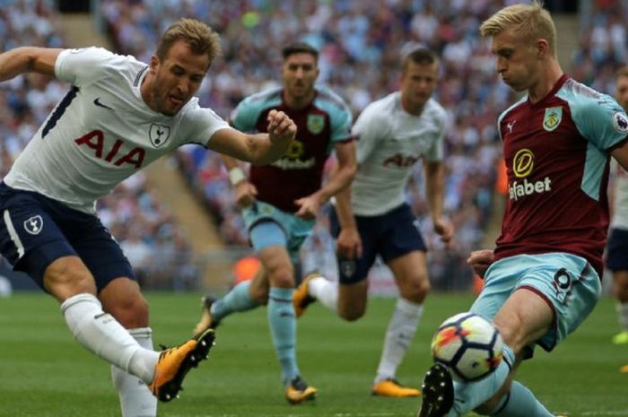 Penyerang Tottenham Hotspur, Harry Kane (kiri), melepaskan tembakan di tengah upaya blok bek Burnley, Ben Mee, dalam partai Liga Inggris di Wembley Stadium, London, 27 Agustus 2017.