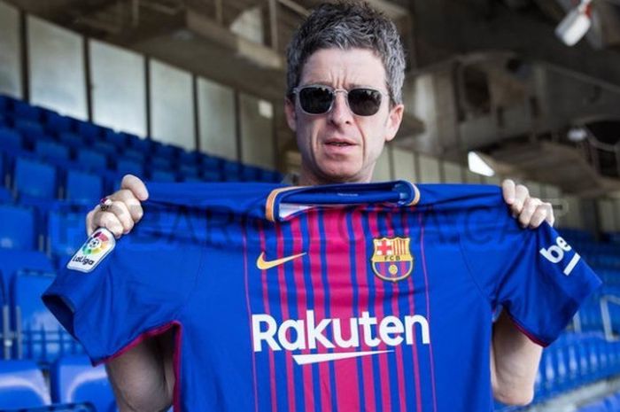 Noel Gallagher saat berpose dengan membawa jersey terbaru Barcelona di Camp Nou, Selasa (18/7/2017) 