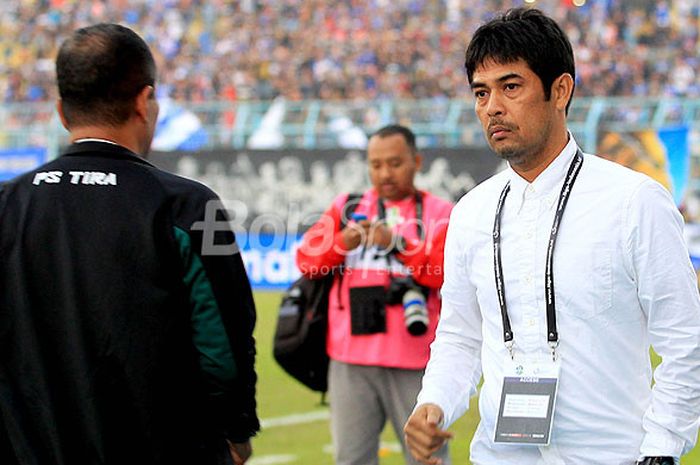  Pelatih PS Tira, Nilmaizar, mengamati jalannya laga pekan ke-17 Liga 1 2018 antara Arema FC melawan PS Tira di Stadion Kanjuruhan Kabupaten Malang, Jawa Timur, Minggu (15/07/2018). 