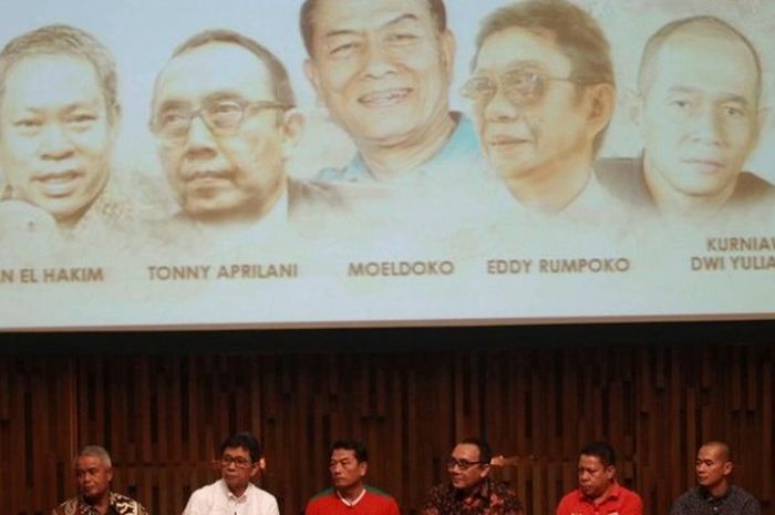 Moeldoko (ketiga dari kiri) dalam debat calon Ketum PSSI 2016-2020 di Gedung SCTV Tower, Senayan, Jakarta, Selasa (4/10/2016).