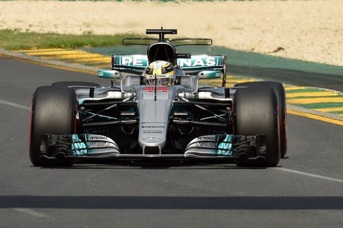Pebalap Mercedes, Lewis Hamilton, memacu mobil saat menjalani sesi latihan bebas ketiga GP Australia di Sirkuit Melbourne Grand Prix, Albert Park, Sabtu (25/3/2017).