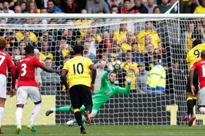 Troy Deeney mencetak gol Watford ke gawang Manchester United pada lanjutan Premier League di Stadion Vincarage Road, Minggu (18/9/2016).