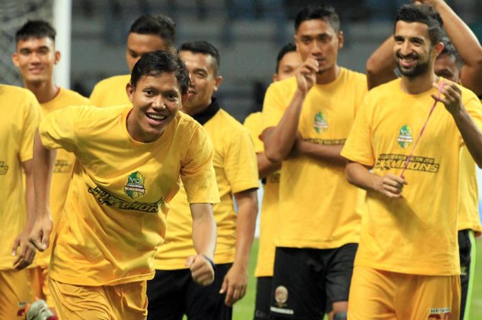 Pemain Sriwijaya FC, Adam Alis merayakan gelar Juara Piala Gubernur Kaltim 2018 setelah mengalahkan Arema FC pada partai final di Stadion Palaran Samarinda, Kalimantan Timur, Minggu (04/03/2018) malam.