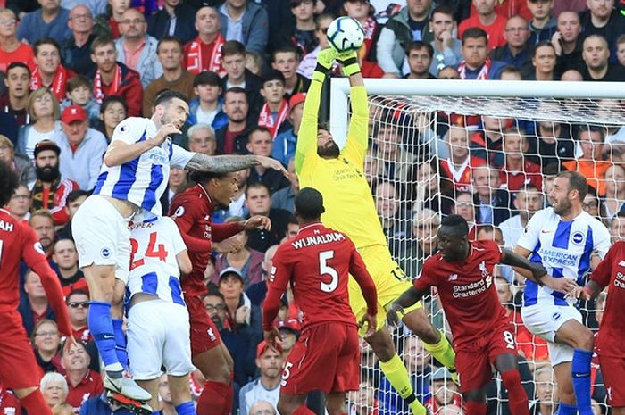 Kiper Liverpool FC, Alisson Becker, menangkap bola dalam laga Liga Inggris kontra Brighton & Hove Albion di Stadion Anfield, Liverpool pada 25 Agustus 2018.