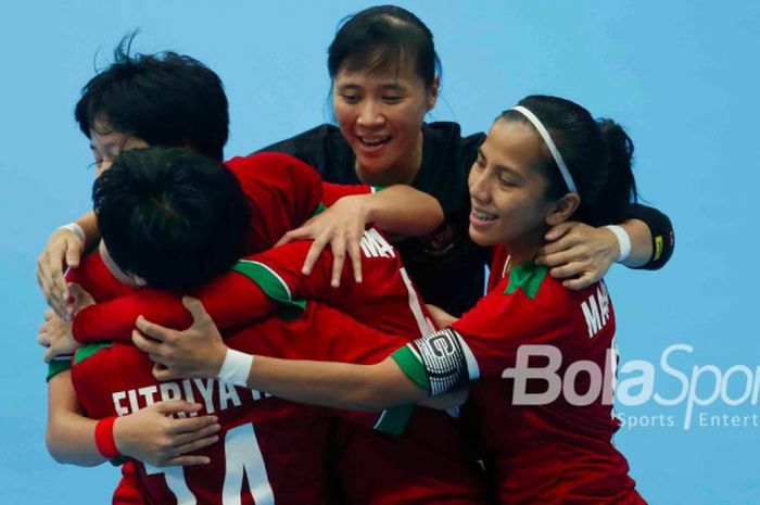 Timnas Futsal Putri Indonesia merayakan gol ke gawang Myanmar dalam SEA Games 2017, Selasa (22/8/2017).
