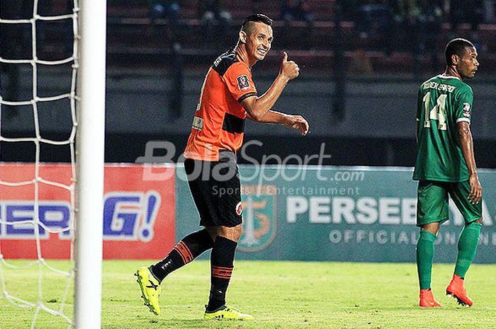 Ekspresi striker Perseru Serui, Silvio Escobar (kiri), saat tampil melawan Persebaya Surabaya pada pekan kedua Piala Presiden 2018 Grup C di Stadion Gelora Bung Tomo Surabaya, Jawa Timur, Selasa (23/01/2018) malam.