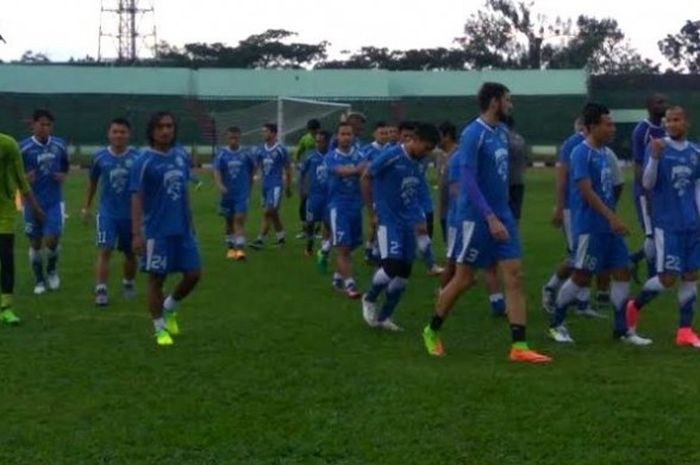 Para pemain Persib Bandung dalam latihan sesi sore di Stadion Siliwangi, Kota Bandung, Rabu (7/6/2017).