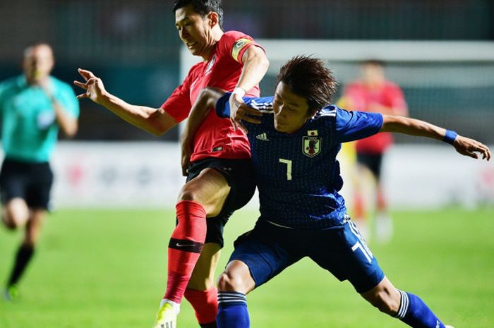 Son Heung-min berebutan bola dengan Teruki Hara pada laga Korea Selatan vs Jepang dalam final cabang