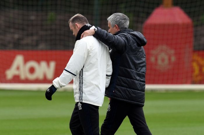 Manajer Manchester United, Jose Mourinho (kanan), berjalan bersama Wayne Rooney dalam sesi latihan di Carrington, Manchester, Inggris, pada 19 Mei 2017.