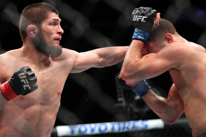 Petarung MMA, Khabib Nurmagomedov (kiri), dalam duel melawan Al Iaquinta dalam ajang UFC 223 di Barclays Center, New York, Amerika Serikat, 7 April 2018.